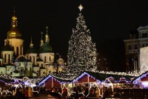 На Софійській площі у Києві запалили вогні на головній новорічній ялинці України
