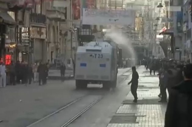 Турецкая полиция применила против протестующих в Стамбуле курдов слезоточивый газ и водометы