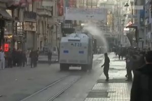 Турецька поліція застосувала проти протестувальників у Стамбулі сльозогінний газ і водомети