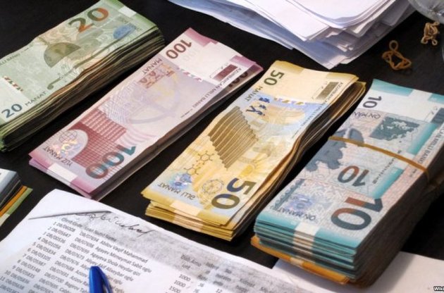 Азербайджанський манат відправили у вільне плавання". Він відразу ж впав на 47%