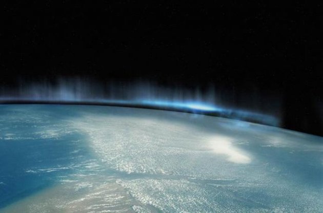 Яскраві вигини північного сяйва помітні навіть у світлий час доби