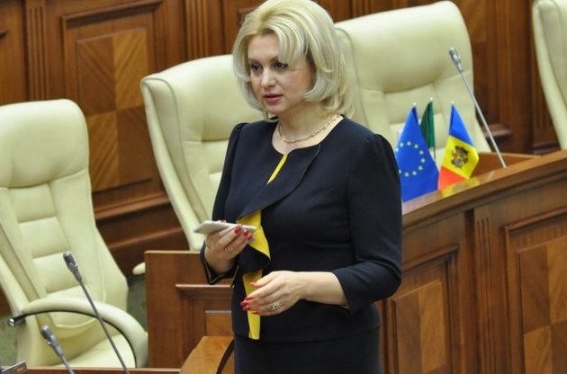 Молдавські комуністи розкололися на дві нерівні частини на ґрунті бажання увійти в уряд. Віолета Іванова очолила бунт