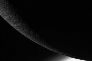 Станція Cassini передала на Землю знімки поверхні Енцелада з високою роздільною здатністю