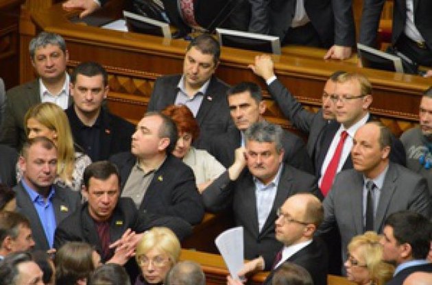 Депутаты заблокировали трибуну Рады: требуют перевыборов в Кривом Роге