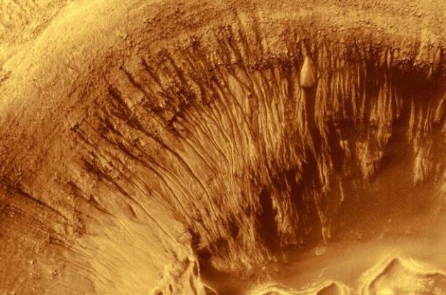 Планетологи заперечують водне походження ярів на Марсі