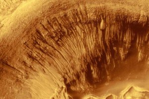 Планетологи отрицают водное происхождение оврагов на Марсе