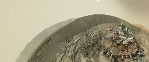 Марсоход Curiosity впервые "взглянул" себе на спину