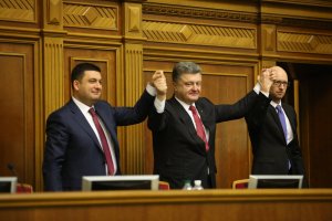 Влада України небезпечно грається з політичним самогубством – Bloomberg
