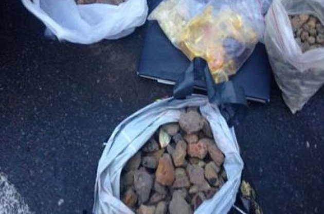 Дві посадові особи вирішили продати бурштин на трасі Київ – Одеса