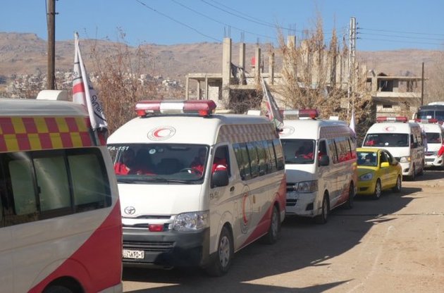В трех городах Сирии началась эвакуация мирных жителей и повстанцев