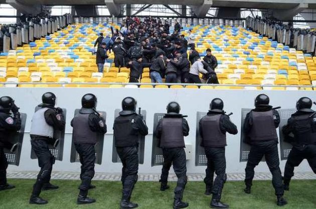 ФФУ решила вернуть полицию на стадионы