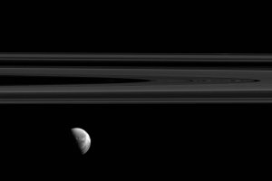 Cassini передала на Землю снимок "зависшей" под кольцами Сатурна Дионы