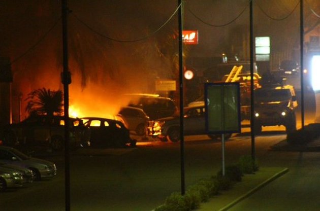 В столиці Буркіна-Фасо із захопленого терористами готелю звільнили не менше 63 заручників