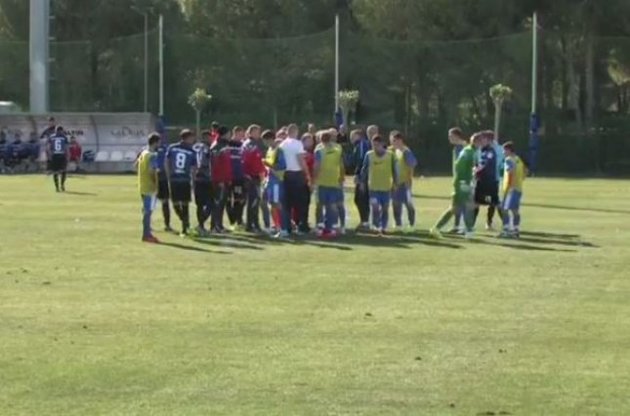 На поле произошла потасовка