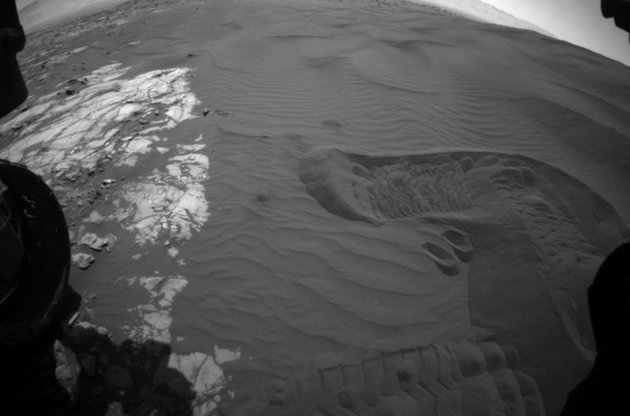 Марсоход Curiosity взял пробы песка из дюн на Марсе