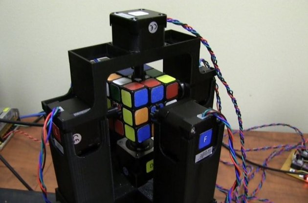 Робот может собрать кубик Рубика за 1,019 секунды