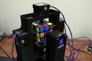 Створений робот, що збирає кубик Рубіка за одну секунду
