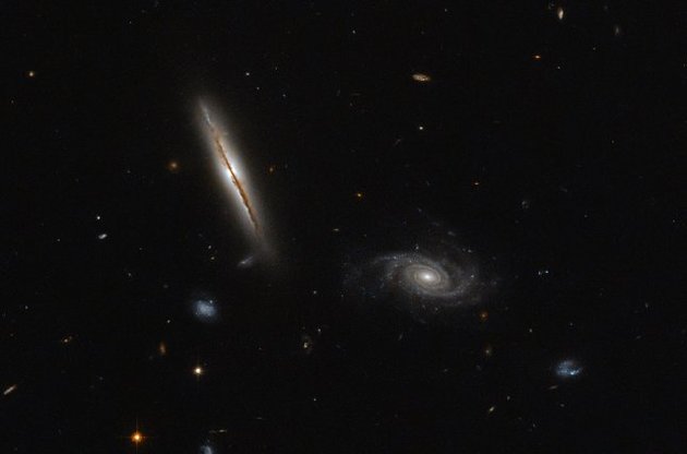 "Хаббл" сделал фото "лежащей на боку" галактики