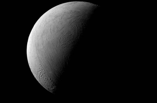 NASA опубликовало снимок похожего на Луну Энцелада