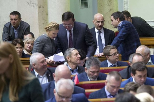 Лидеры фракций коалиции проводят совещание об отставке Яценюка – источники