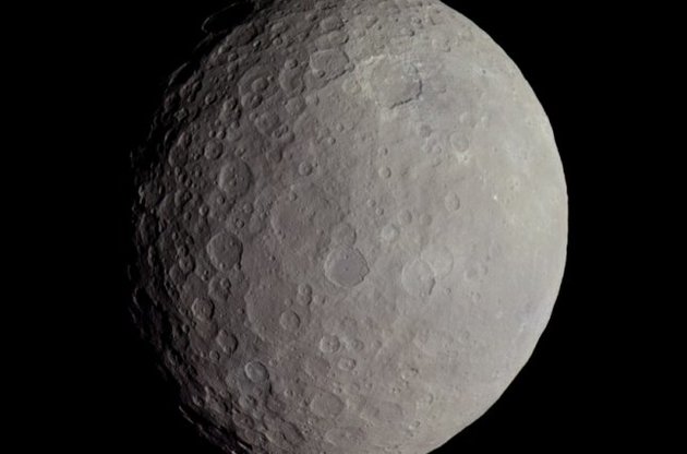 Анімація створена в покращеному кольорі, що дозволяє розгледіти деталі рельєфу Церери