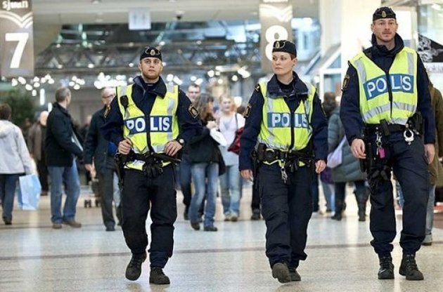 В Швеции около 100 человек в масках напали на мигрантов