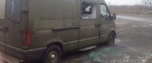 Боевики обстреляли из минометов "скорую" волонтеров на КПВВ "Майорск", есть раненые