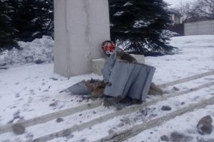 Под Харьковом активисты повалили памятник Ленину