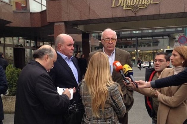 Спочатку зустріч між Абашидзе (в центрі) і Карасіним (ліворуч) планувалася в лютому