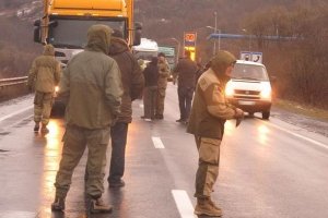 В четырех областях Украины активисты блокируют движение российских фур