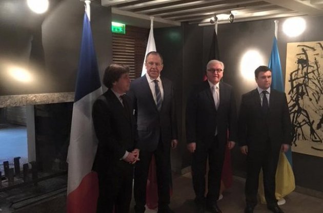 Климкин показал в Мюнхене фотодоказательства поставок оружия и обвинил Россию в подготовке наступления