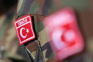Турецкий солдат погиб на границе с Сирией - Reuters