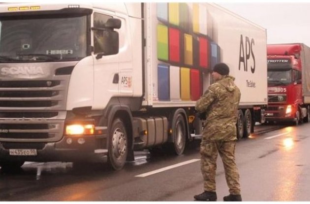 Активисты блокируют движение российских грузовиков через Одессу