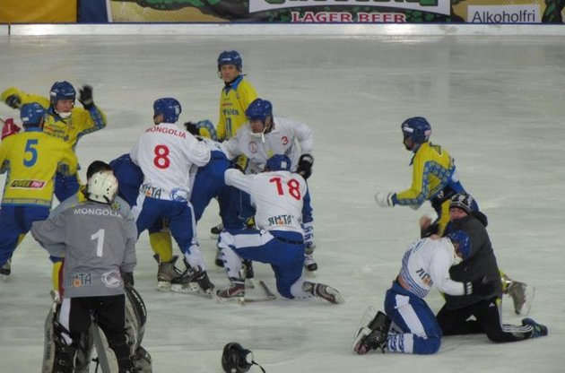 Матч Україна - Монголія на чемпіонаті світу з хокею з м'ячем завершився масовою бійкою