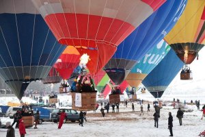 Массовая свадьба на воздушных шарах в Латвии попала в Книгу рекордов Гиннесса