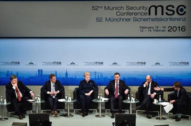 Между Мюнхеном и Минском:  Украина выменивает пространство на время