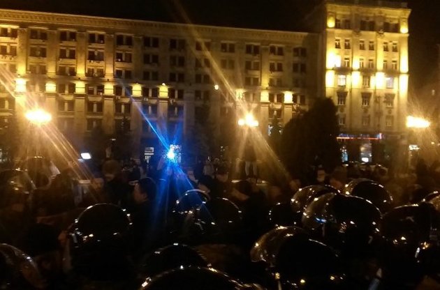На Майдане произошла потасовка при попытке неизвестных установить палатки