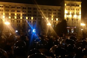 На Майдане произошла потасовка при попытке неизвестных установить палатки