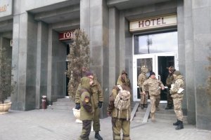 Кілька десятків людей зайняли актовий зал готелю "Козацький" на Майдані Незалежності