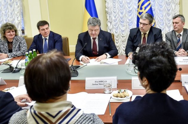 Порошенко по п'ятницях активно підписує укази і роздає доручення