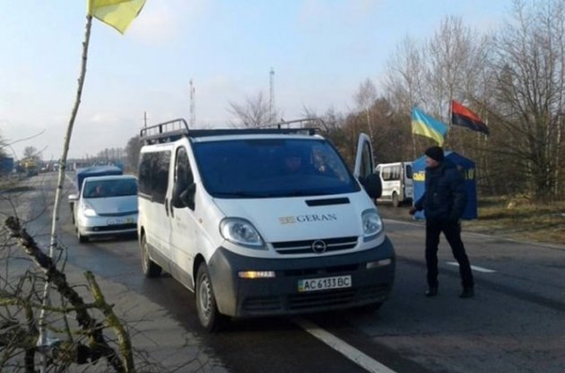 Активісти "Свободи" заблокували проїзд 14 вантажівок на Буковині
