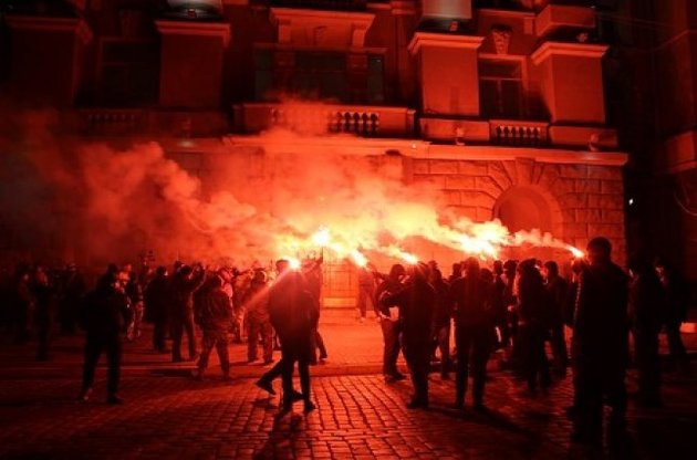 Активисты зажгли файера