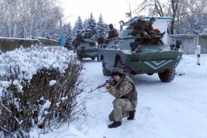 В зоне АТО грузовик подорвался на фугасе: один военный погиб, еще один попал в плен