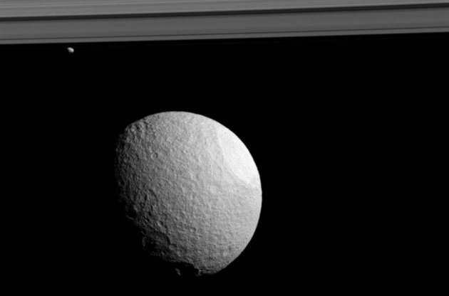 Cassini передала на Землю новый снимок Тефии и Януса
