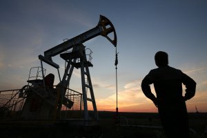 Нефть дешевеет после двухмесячного максимума накануне