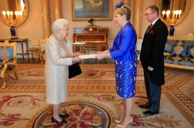 Посол України у Великобританії вручила вірчі грамоти королеві Єлизаветі (фото)