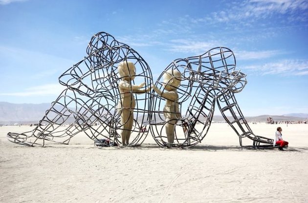 Скульптор Олександр Мілов: "Моя "Любов" живе в пустелі"