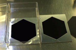 Новий "найчорніший матеріал у світі" поглинає лазерні промені