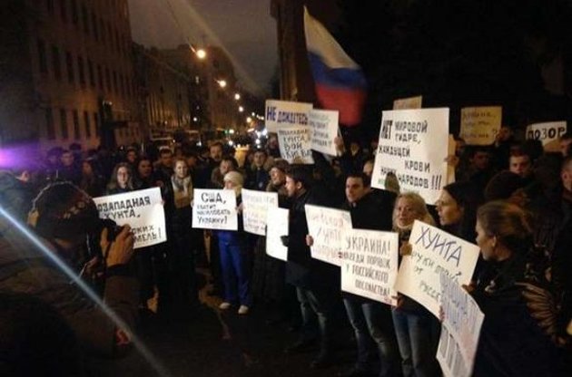 Учасники акції принесли плакати з пропагандистськими гаслами