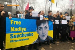 Одеські активісти, що вимагають звільнити Савченко, спробували взяти штурмом російське консульство